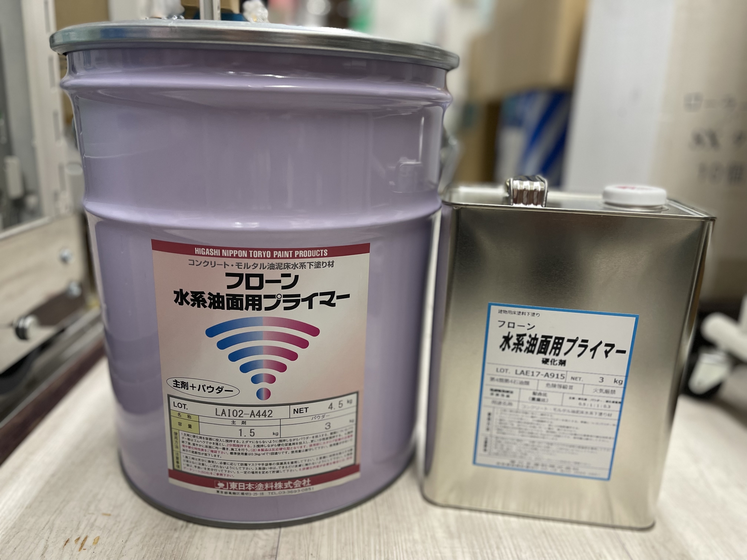 フローン水系油面用プライマー ＃油が付着、浸透しているコンクリート・モルタル床・機械工場・修理工場・食品工場に好適 ＃東日本塗料  ＃促進剤が別途必要となります。 –