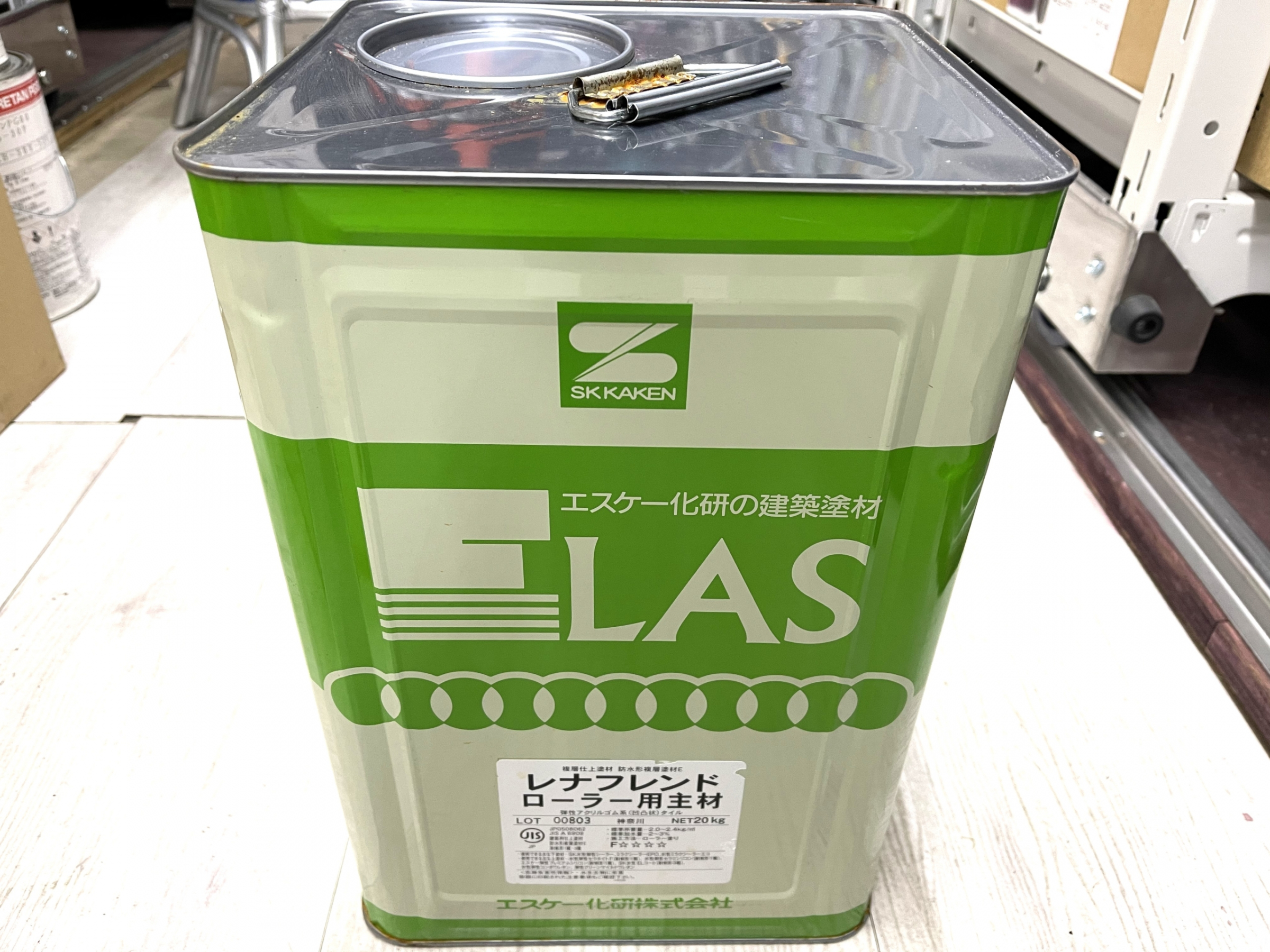 レナフレンドローラー用 主材 20KG ＃防水形複層塗材 ＃アクリルゴム系弾性ローラータイル ＃エスケー化研 ＃ひび割れ追従性 – 