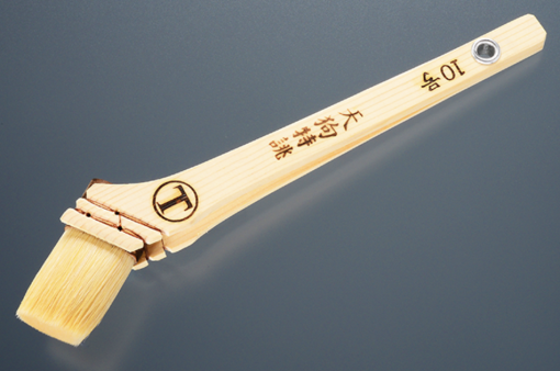 天狗特祧　ダメ込　筋違　白　＃ダメ込み用刷毛。まとまりが良く、毛が広がりにくく、腰が強い。 へりにくく、なめらかでムラのない塗り味が長持ちします。#大塚刷毛　＃ダメ込み用