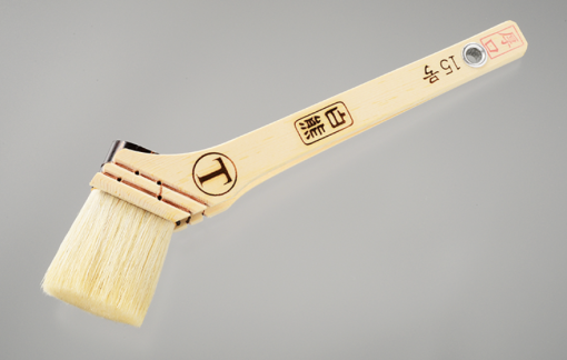 白熊　厚口　筋違　白毛　＃40・50号受注生産品　＃白毛のスタンダード版として人気の一品です。適度な腰と塗料含みが建築用としても人気のニス・ステイン用刷毛。 大きいサイズの刷毛、ミニローラーでも塗装が出来ない細かい箇所の塗装に適しているサイズです。#大塚刷毛