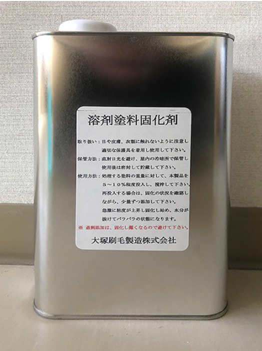 溶剤塗料固化剤 ＃処理する塗料に対し0.5 〜3％程度投入、1 〜 2分置いてから馴染ませるように混ぜるだけ。塗料が固形化し、廃プラスチックとして廃棄可能になり、産廃処理費用の削減に大いに貢献します。  –